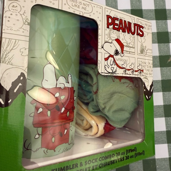 NEW Peanuts Tumbler 20oz and set of 3 socks brand new with tag - Picture 3 of 4